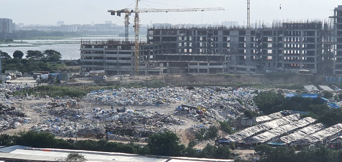 kdevforum's tweet photo. Midst of ITPark,behind the Sakra hospital,Prestige park in the vicinity of the famous bellandur Lake.
Baffling to see waste dumping,landfills getting unnoticed by @BBMPCOMM.

#BrandBengaluru needs corruption free governance! No petitions hav helped!

@BBMPAdmn
@Sem303 @SumitG75 https://t.co/JxVO4JYAAA