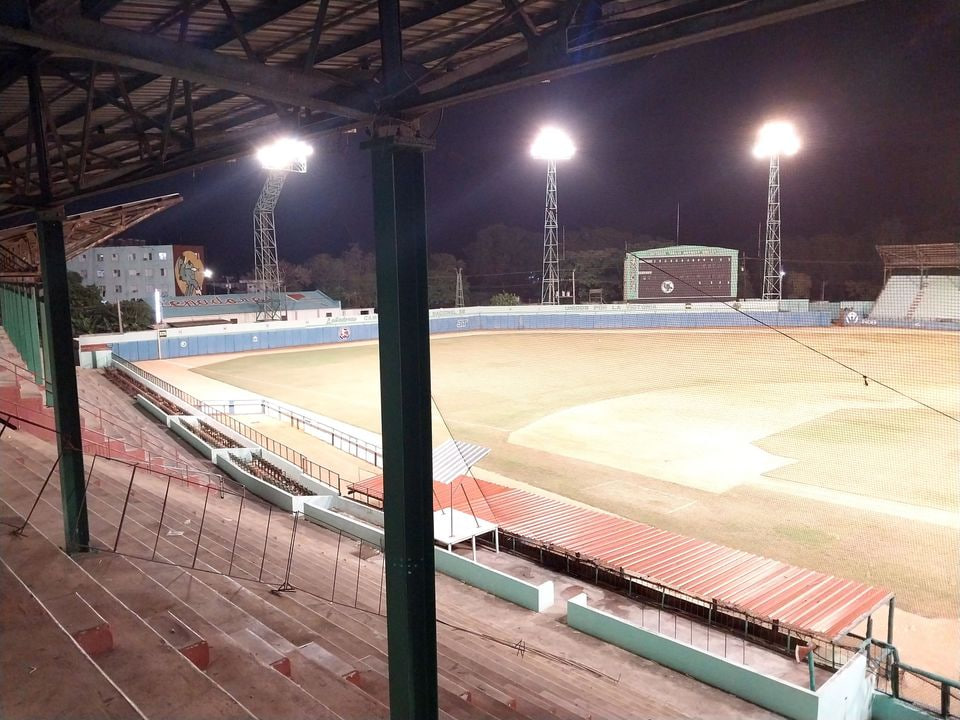 El periódico <a href="/26deLasTunas/">Periódico26</a> nos trae está buenísima noticia. <a href="/EquipoTunero/">Leñadores de Las Tunas</a>  jugarán de noche la final contra <a href="/LeonesdeIND/">Leones de Industriales</a> o <a href="/AvispasSantiago/">el_avispero</a> se hizo la luz en el Mella, más alumbrado el camino de un equipo que conquista por su garra. Felicidades tuneros