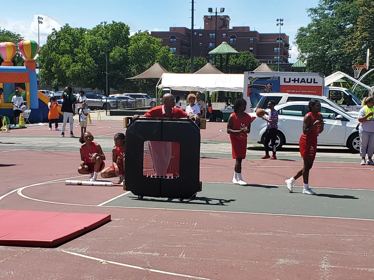 PowellKamaria's tweet photo. Cabrini Green Local Advisory Council Fun Day at Stanton Park Saturday, July 29th. Special thanks to Mr. Maurice Edwards and Mr. Jesse White and The Tumblers. https://t.co/vYtzvpGkdb