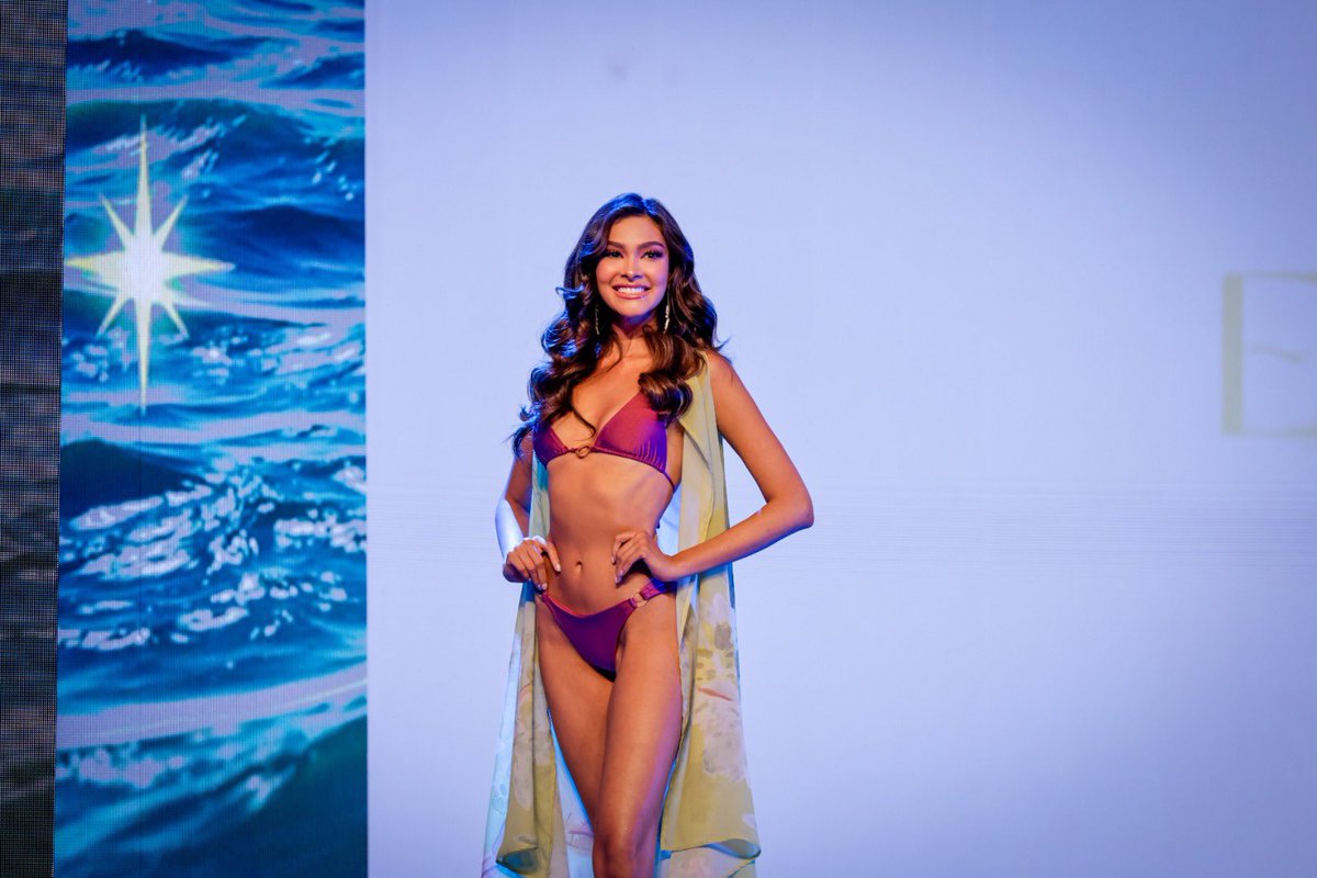 ReinadodeES's tweet photo. El escenario del Teatro Nacional se llena de luz y belleza con el desfile en traje de baño de #MissElSalvador2023. 🤩👑 https://t.co/qeYonaZMln