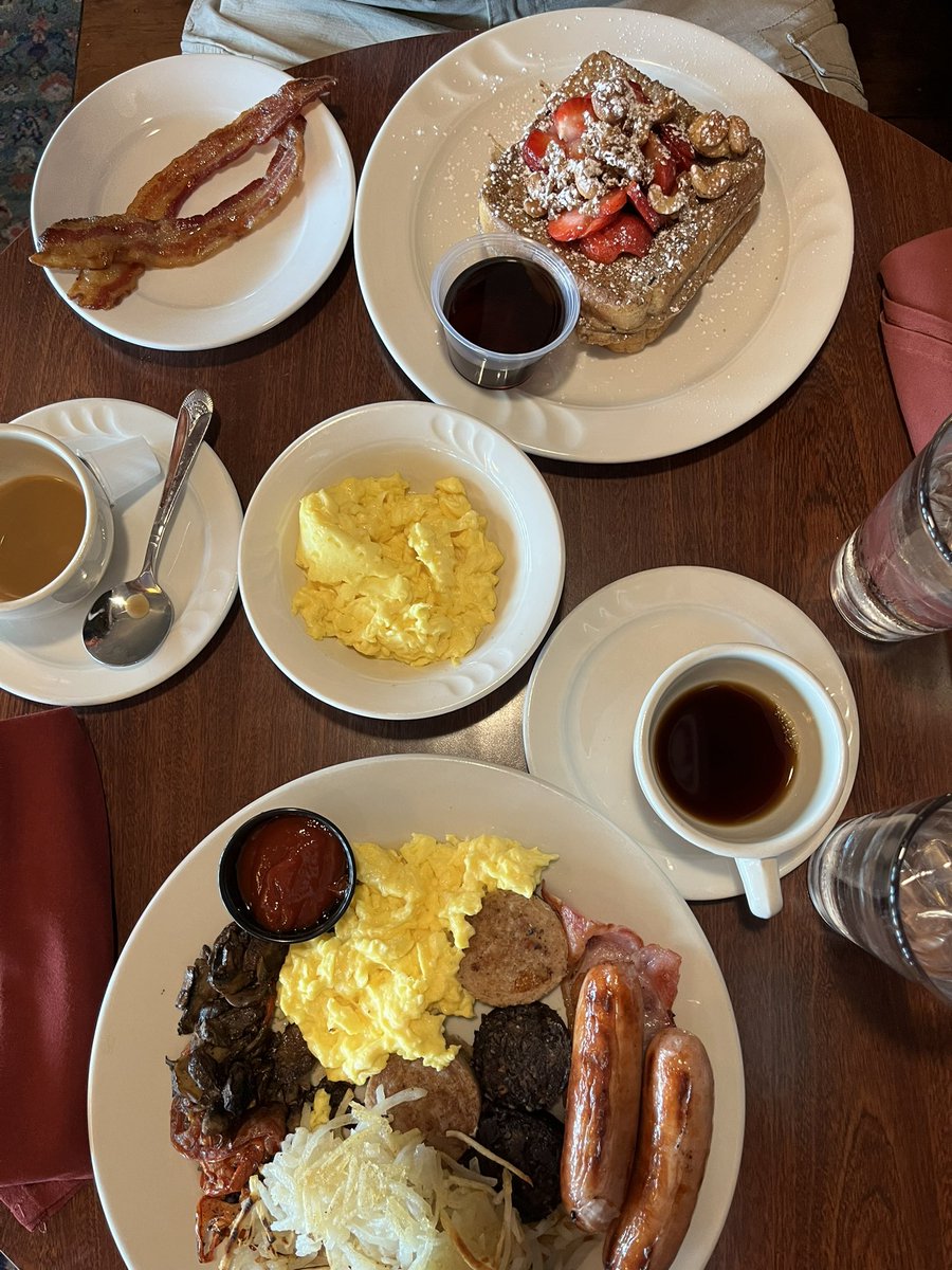 Brunch date today at St Brendan’s Inn in Green Bay ✨