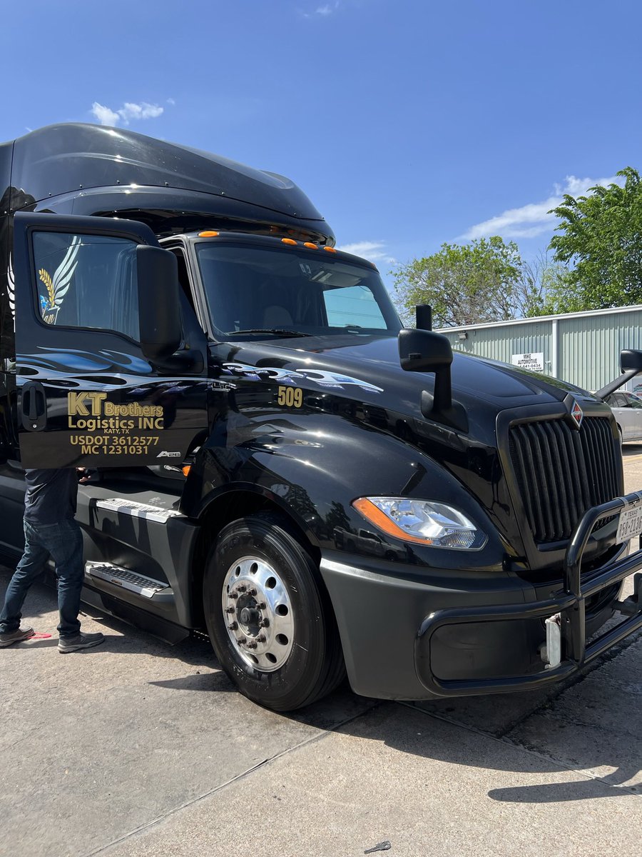 EA7Alvarez's tweet photo. #KTBrothersLogistics https://t.co/iRxFqcOsN8