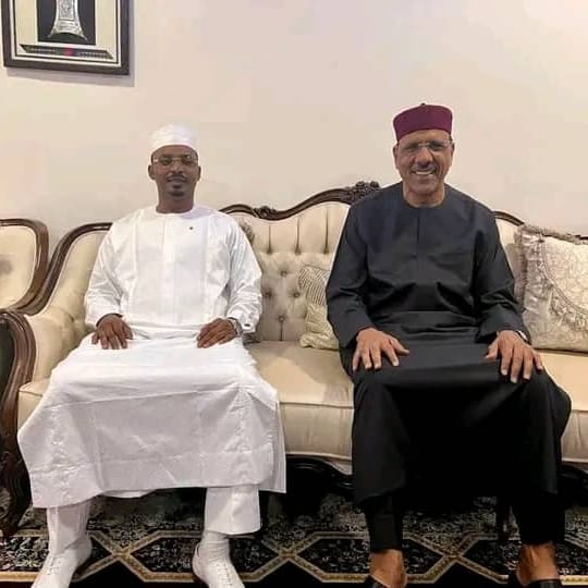 AssmaneNabirni's tweet photo. Après avoir effectué ce matin un séjour éclair de consultation à Abuja sur l’invitation du président Nigérian, Président en exercise de la CEDEAO, j’ai bouclé mon déplacement par une visite en République sœur du Niger qui traverse une crise ce dernier temps.
Mahamat Deby https://t.co/riCEx7G1oc