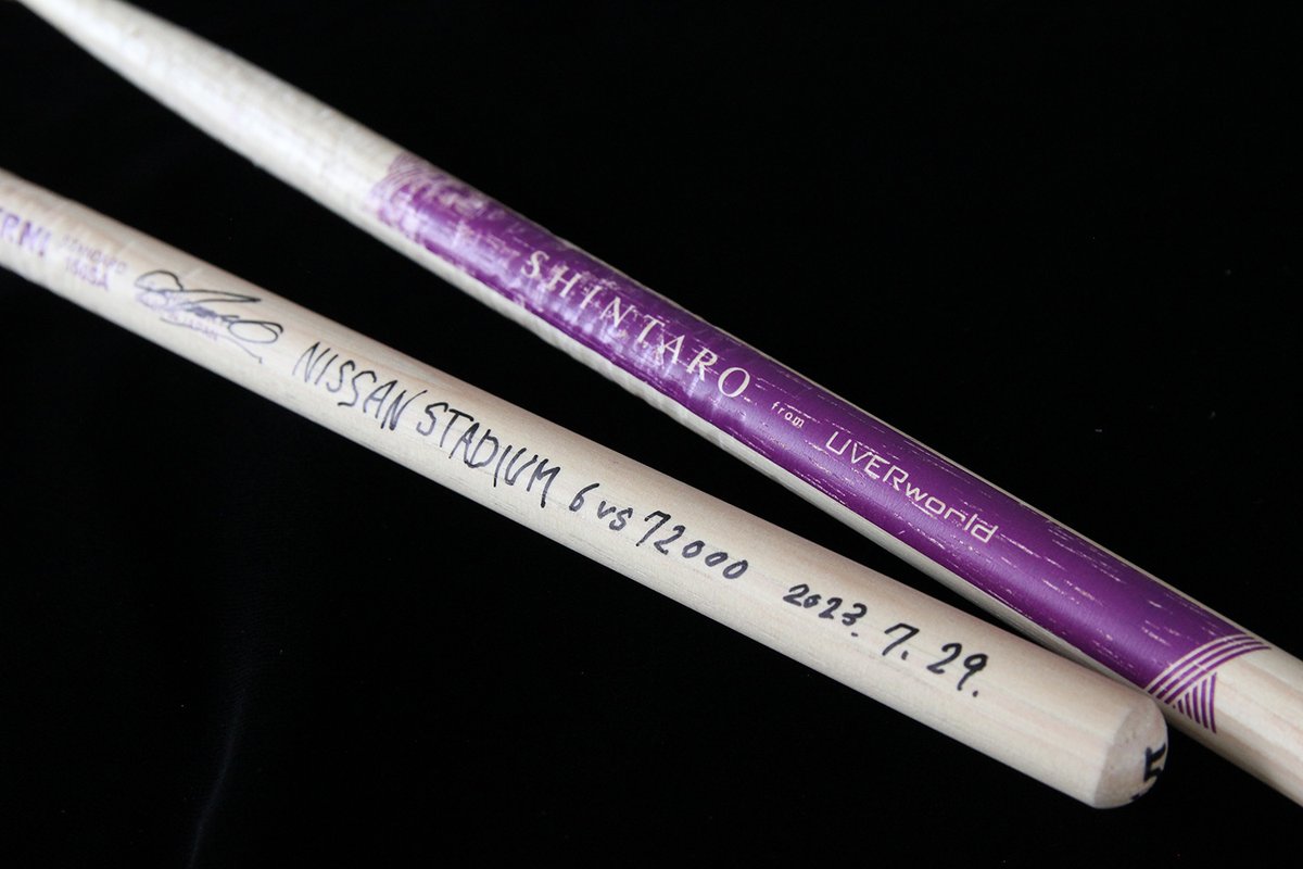 7月29日UVERworld THE LIVE 日産スタジアム 6 VS 72000で、真太郎さんが使用した近日発売予定の新シグネチャースティックをサイン入りで1名様にプレゼント。

【応募方法】
1⃣当アカウントをフォロー
2⃣この投稿をリツイート
締切：8/16 (水)23:59まで

#LERNIスティック
#UVERworld
#日産スタジアム