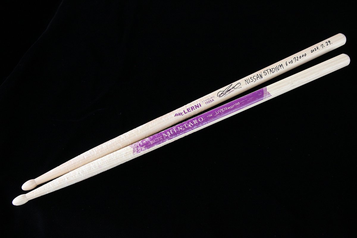 LERNI_STICKS's tweet photo. 7月29日UVERworld THE LIVE 日産スタジアム 6 VS 72000で、真太郎さんが使用した近日発売予定の新シグネチャースティックをサイン入りで1名様にプレゼント。

【応募方法】
1⃣当アカウントをフォロー
2⃣この投稿をリツイート
締切：8/16 (水)23:59まで

#LERNIスティック
#UVERworld
#日産スタジアム https://t.co/YgZBiELtwG