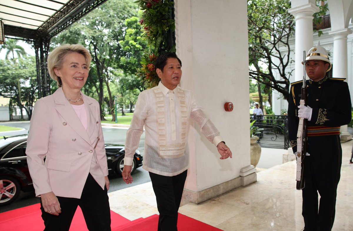 vonderleyen's tweet photo. Very glad to be in Manila today.
The EU and the Philippines share common interests and values.
Iโm here to open a new era of cooperation between us, with a focus on:
โ Trade
โ Investments in green and digital projects
โ Security https://t.co/0umg1pSW32