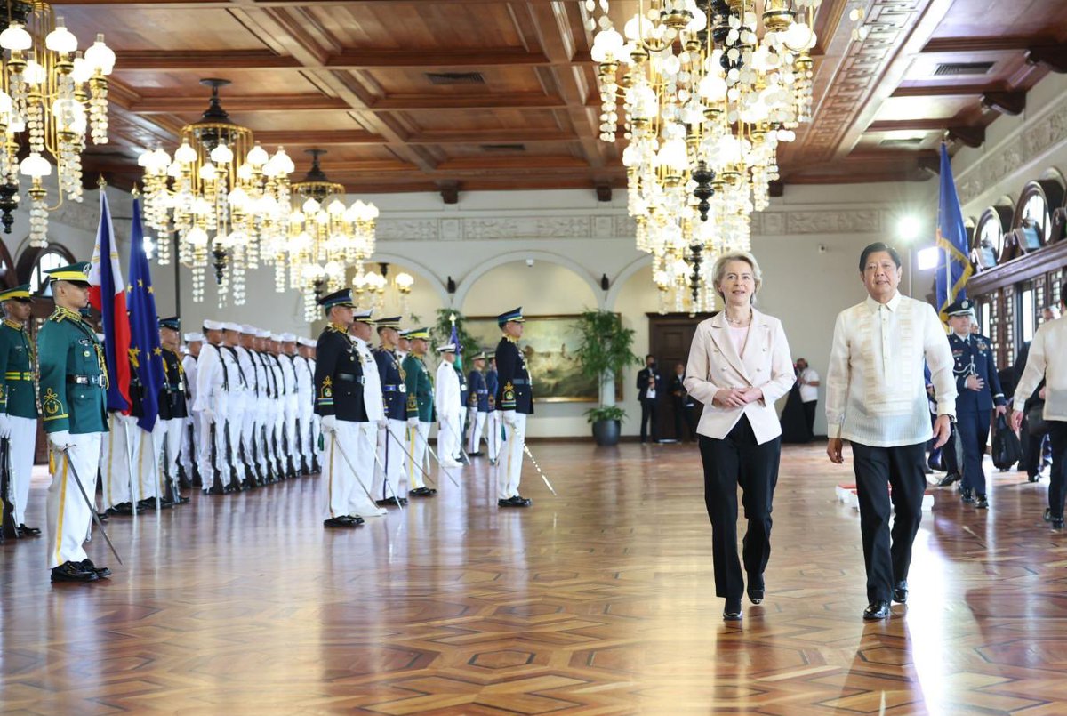vonderleyen's tweet photo. Very glad to be in Manila today.
The EU and the Philippines share common interests and values.
Iโm here to open a new era of cooperation between us, with a focus on:
โ Trade
โ Investments in green and digital projects
โ Security https://t.co/0umg1pSW32