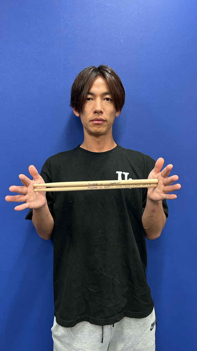 LERNI_STICKS's tweet photo. 7月29日UVERworld THE LIVE 日産スタジアム 6 VS 72000で、真太郎さんが使用した近日発売予定の新シグネチャースティックをサイン入りで1名様にプレゼント。

【応募方法】
1⃣当アカウントをフォロー
2⃣この投稿をリツイート
締切：8/16 (水)23:59まで

#LERNIスティック
#UVERworld
#日産スタジアム https://t.co/YgZBiELtwG