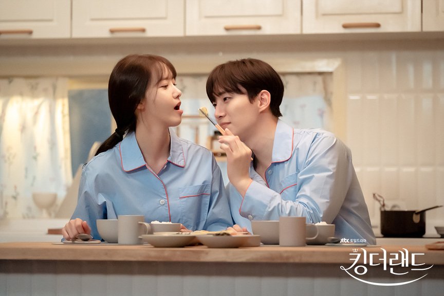 YOONADDICTcom's tweet photo. I see my future in your eyes ❤️

#LimYoonA #임윤아 #YoonA #윤아 #KingTheLand #킹더랜드 #Junho #LeeJunho #이준호 #천사랑 #CheonSarang https://t.co/tTYfc6Hnw9