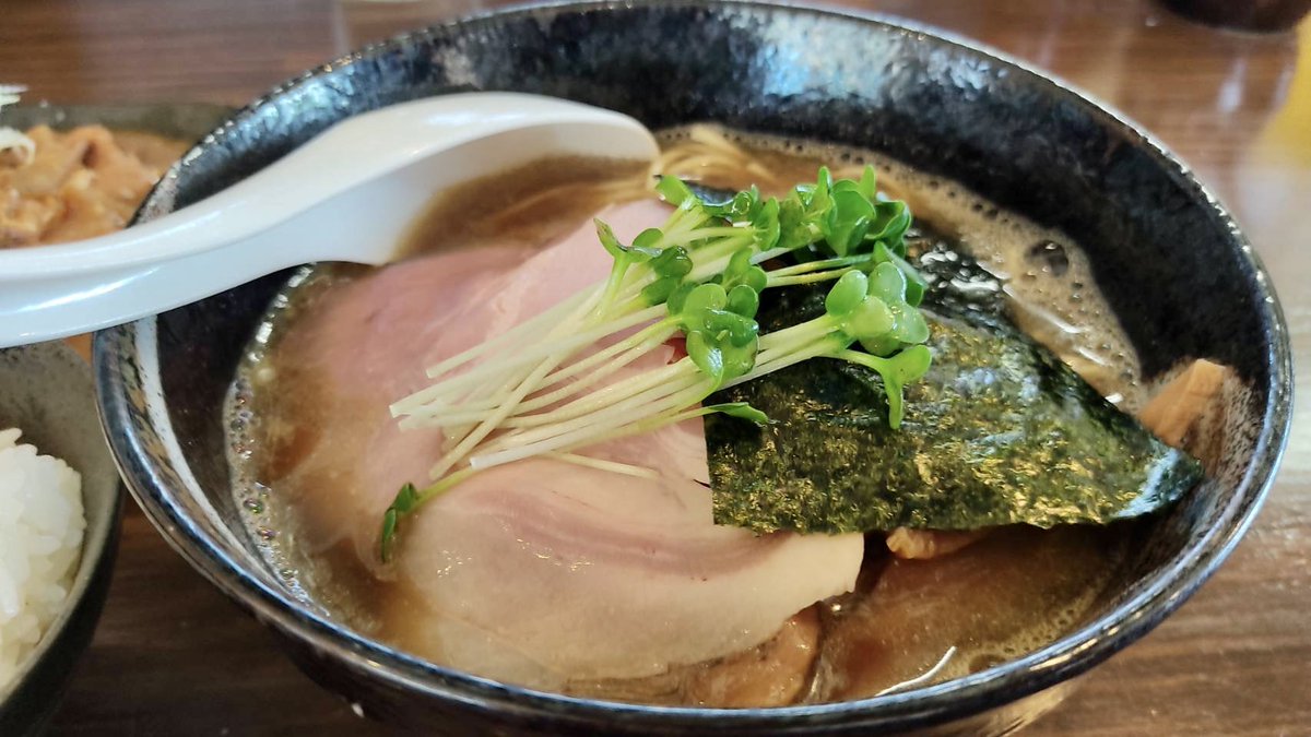 YocDr's tweet photo. フフフフフッ🎵
田んぼの���ん中にポツンとあるもつ煮と煮干しそばの店でランチ🤭🎵
知らない人はココたどり着かないかもよ🤭(笑)
美味かったぁ🎵🎵
#真也食堂   #ふらっとちゃんねる
#田んぼの真ん中にポツンとある店 https://t.co/MiTFQqv2Ip