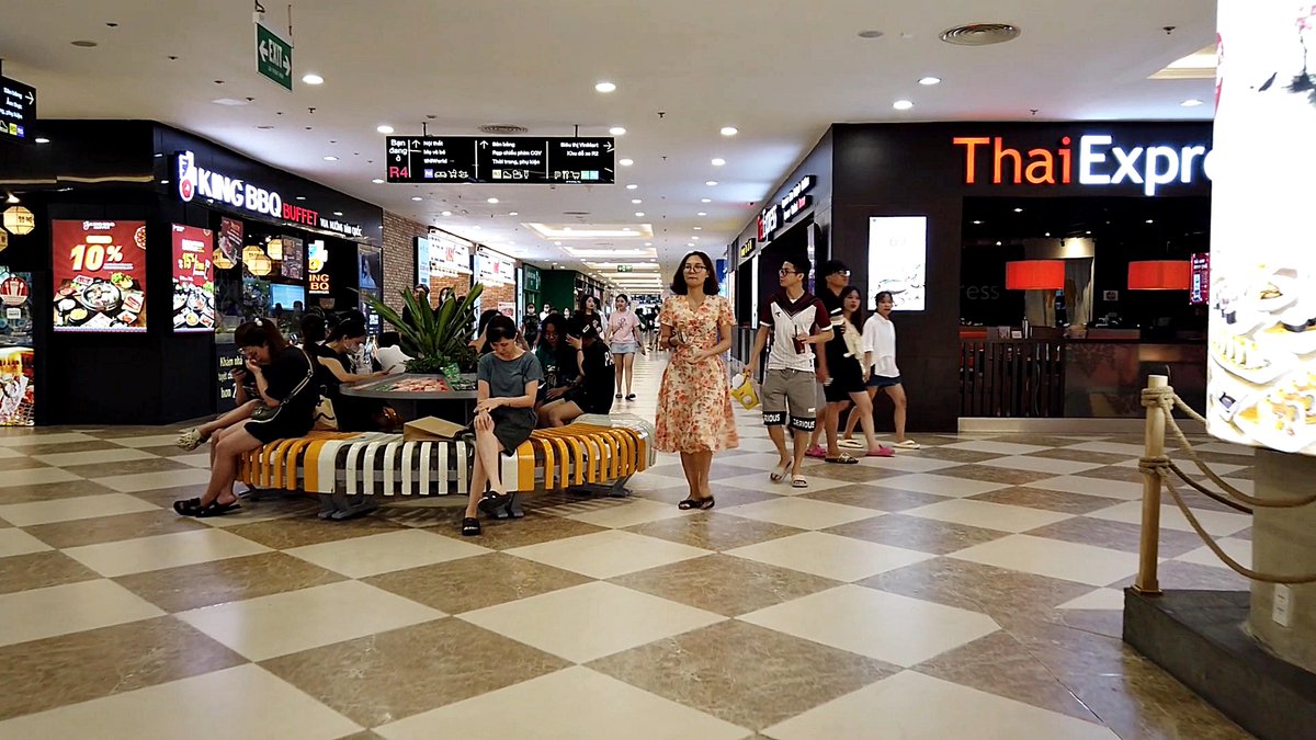 ベトナム旅の動画第２弾です🇻🇳

ハノイ郊外にある商業施設「ビンコムメガモールロイヤルシティ」🏬✨

スケートリンクやボウリング場まである東南アジア最大級の巨大地下モールです⛸

余りの広大さに今まで持っていた #ベトナム のイメージが完全に変わってしまう程でした😲

youtu.be/6ML51Zu9Xmk