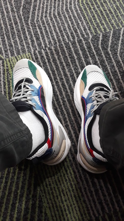 razikirawan's tweet photo. @efenerr Kadang bingung kalo main ke taman sama keluarga tuh enaknya pake sendal atau sepatu. Satu sisi mau yg nyaman dan ga ribet, satu sisi lagi mau yg tetep gaya. Pyopp Fledge patut dicoba untuk saya agar berlarian di taman sama anak-anak tetap nyaman. 😁 #UnggahSepatumu #PyoppFledge https://t.co/tr89Lt4uea