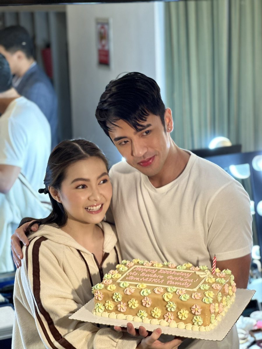 Sparkle_GMA's tweet photo. HAPPY BIRTHDAY, BARBIE 🎉

#MagingSinoKaMan cast and crew decided to surprise its lead star Barbie Forteza on her birthday while they are doing their pictorial for the show.

#BarbieForteza #DavidLicauco #JuanchoTriviño #MikoyMorales #FaithDaSilva #RainMatienzo https://t.co/JHnEvIpkEj