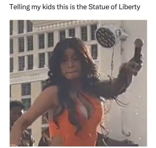 MrRobDgaf's tweet photo. @VitalVegas I thought it was the new Statue of Liberty being installed at NyNy 🤔🤦🏻‍♂️🤣🗽 https://t.co/NYVLiE6ukr