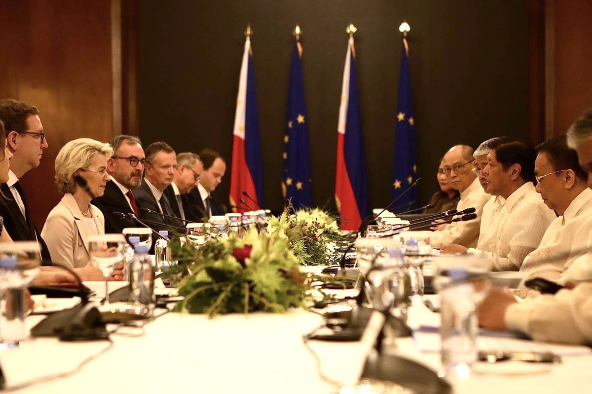 EUAmbPH's tweet photo. President @vonderleyen is meeting with President @bongbongmarcos this morning at Malacaรฑang Palace ๐ค
The ๐ต๐ญ is a vital economic and development partner of the ๐ช๐บ in the Indo-Pacific.
Watch the arrival honors here: https://t.co/QA6H9LaoHX
#ECPresPH #EUinthePhilippines https://t.co/f6C4eeXgTe