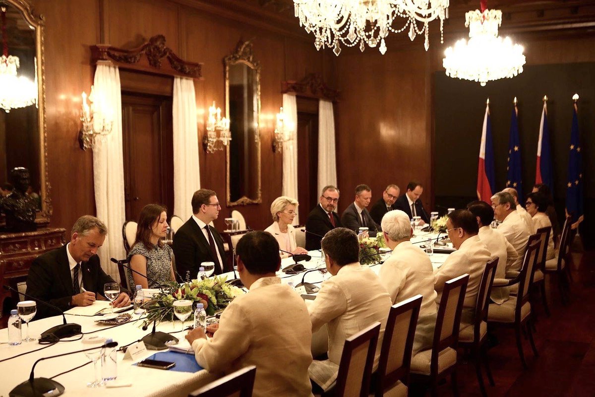 EUAmbPH's tweet photo. President @vonderleyen is meeting with President @bongbongmarcos this morning at Malacaรฑang Palace ๐ค
The ๐ต๐ญ is a vital economic and development partner of the ๐ช๐บ in the Indo-Pacific.
Watch the arrival honors here: https://t.co/QA6H9LaoHX
#ECPresPH #EUinthePhilippines https://t.co/f6C4eeXgTe
