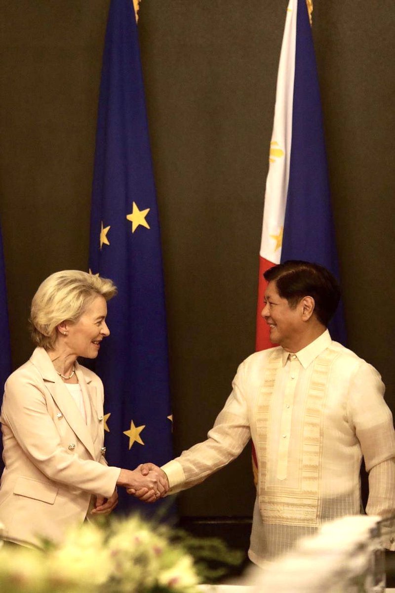 EUAmbPH's tweet photo. President @vonderleyen is meeting with President @bongbongmarcos this morning at Malacaรฑang Palace ๐ค
The ๐ต๐ญ is a vital economic and development partner of the ๐ช๐บ in the Indo-Pacific.
Watch the arrival honors here: https://t.co/QA6H9LaoHX
#ECPresPH #EUinthePhilippines https://t.co/f6C4eeXgTe