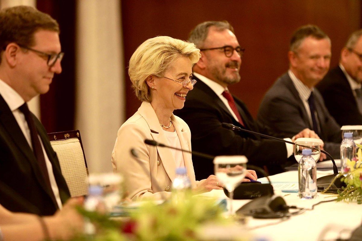 EUAmbPH's tweet photo. President @vonderleyen is meeting with President @bongbongmarcos this morning at Malacaรฑang Palace ๐ค
The ๐ต๐ญ is a vital economic and development partner of the ๐ช๐บ in the Indo-Pacific.
Watch the arrival honors here: https://t.co/QA6H9LaoHX
#ECPresPH #EUinthePhilippines https://t.co/f6C4eeXgTe