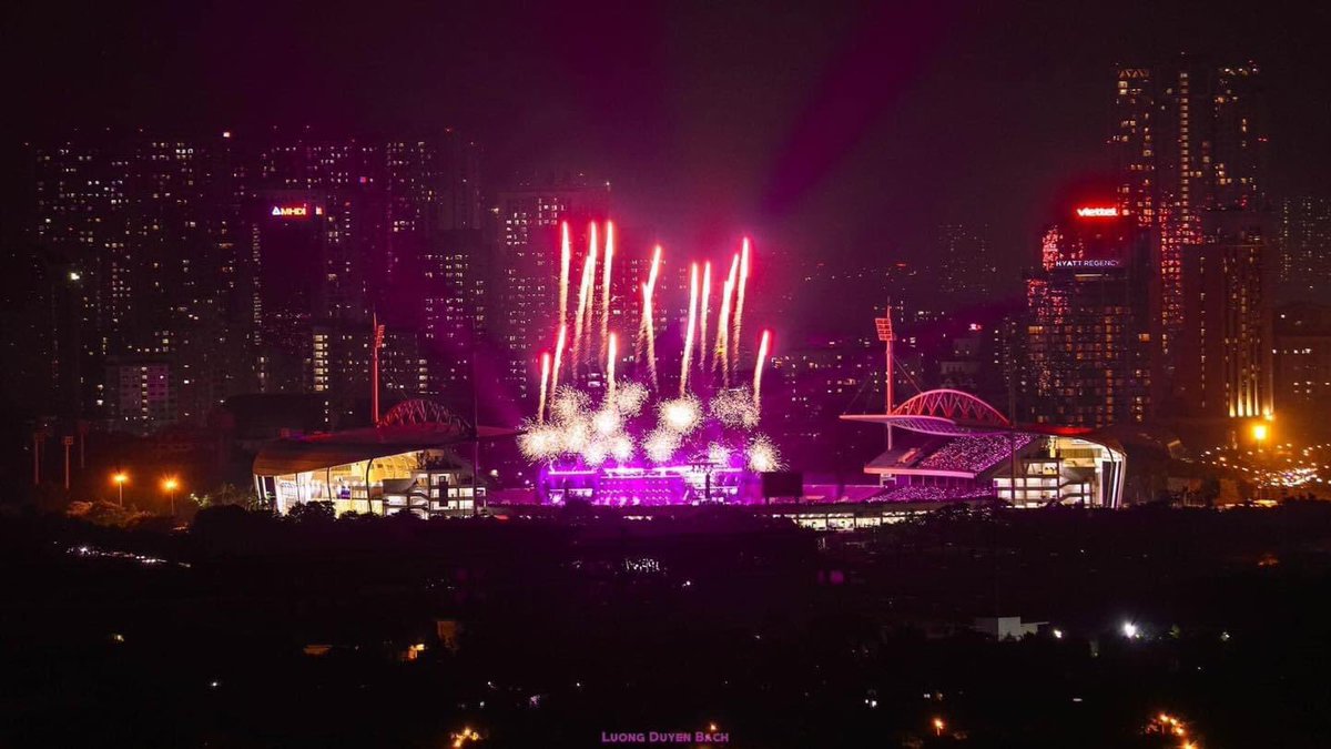 formychaeng's tweet photo. The firework in Ha Noi last night is just ❤️‍🔥

ROSÉ LIGHTS UP HANOI 
#ROSÉ #BORNPINKinHANOI https://t.co/HzDHAiA6VN