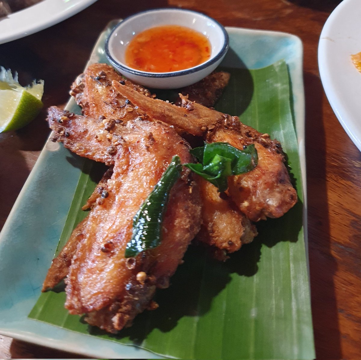 kinfinity88's tweet photo. ฮอม 2493 ร้านน่ารักๆ ที่อร่อยจริงทุกเมนู ชอบขนมเส้นกระดูกเปื่อยนุ่มมาก หมูยอทอดก็กิน ไม่แพ้ปีกไก่ทอดมะแขว่นหอมแทะเพลินสุดๆ 

#กินfinity #รีวิวแพร่ #เที่ยวแพร่
#อร่อยบอกต่อ #อร่อยไปแดก
@aroii @Kin24hrs https://t.co/Do6X9e8lfS