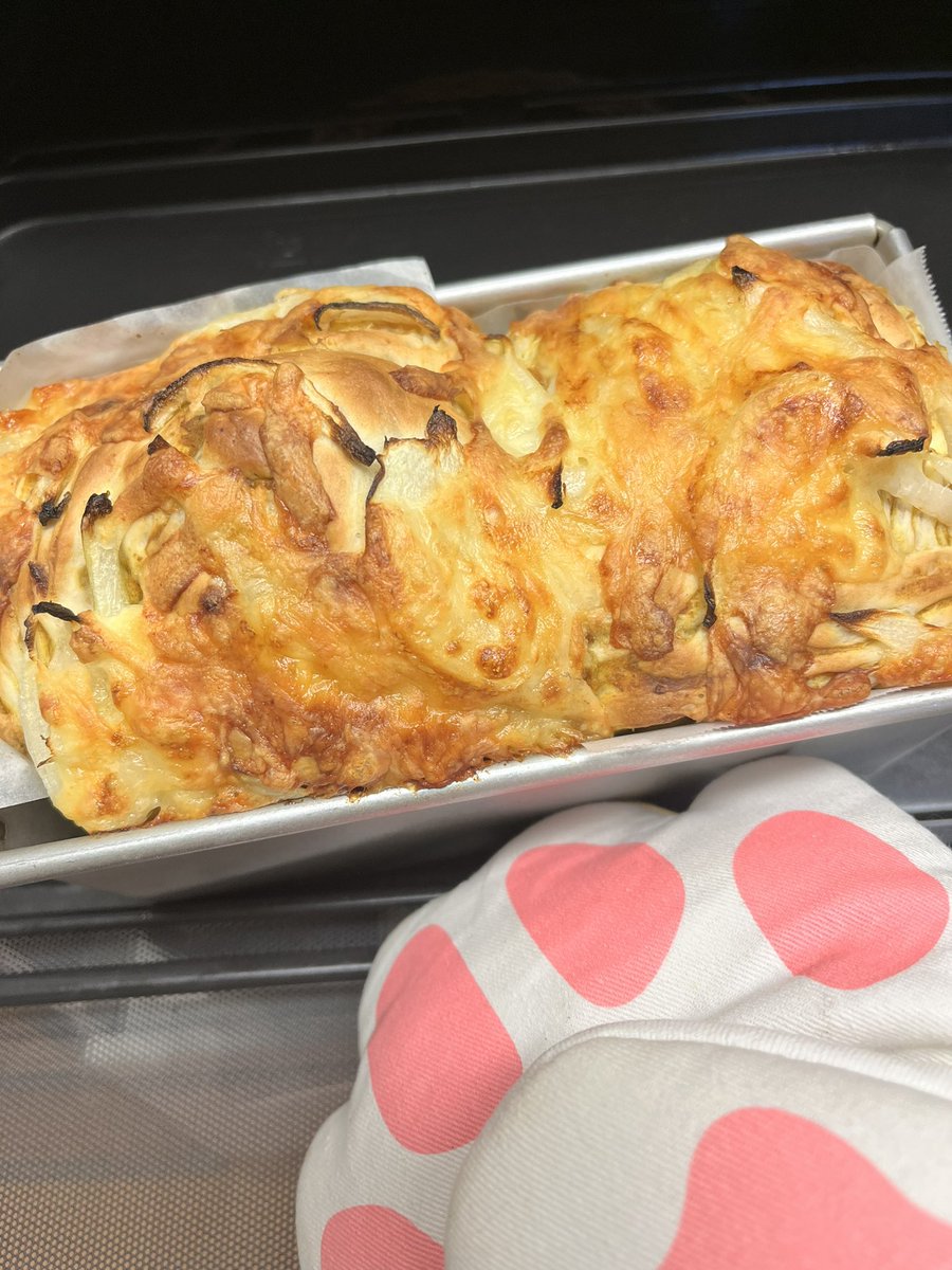 昨日作ったのは、オニオンチーズカレー食パン🍞
生地にはフライドオニオンをたっぷり混ぜ混み、生地の中に折り込むカレーシートを一次発酵中に作り、冷しておきます^_^
二次発酵後は、玉ねぎスライスとピザ用チーズをのせて焼きます〜 https://t.co/vW2jvq6lKN