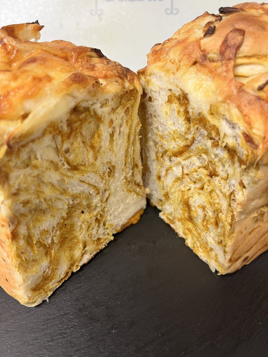 昨日作ったのは、オニオンチーズカレー食パン🍞
生地にはフライドオニオンをたっぷり混ぜ混み、生地の中に折り込むカレーシートを一次発酵中に作り、冷しておきます^_^
二次発酵後は、玉ねぎスライスとピザ用チーズをのせて焼きます〜 https://t.co/vW2jvq6lKN