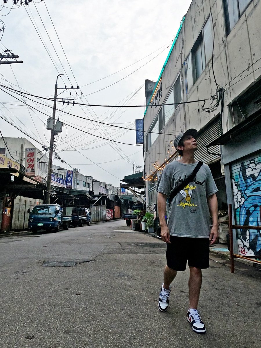 10 years in 🇰🇷 and still discovering new places.

#dojeonmedia #dojeon #도전미디어 #도전 #서울 #explorekorea #seoul #seoultraveltips #SouthKorea2023 #southkorea #internationalcouple #koreancouple #streetwearfashion #streetphotography #streetstyle