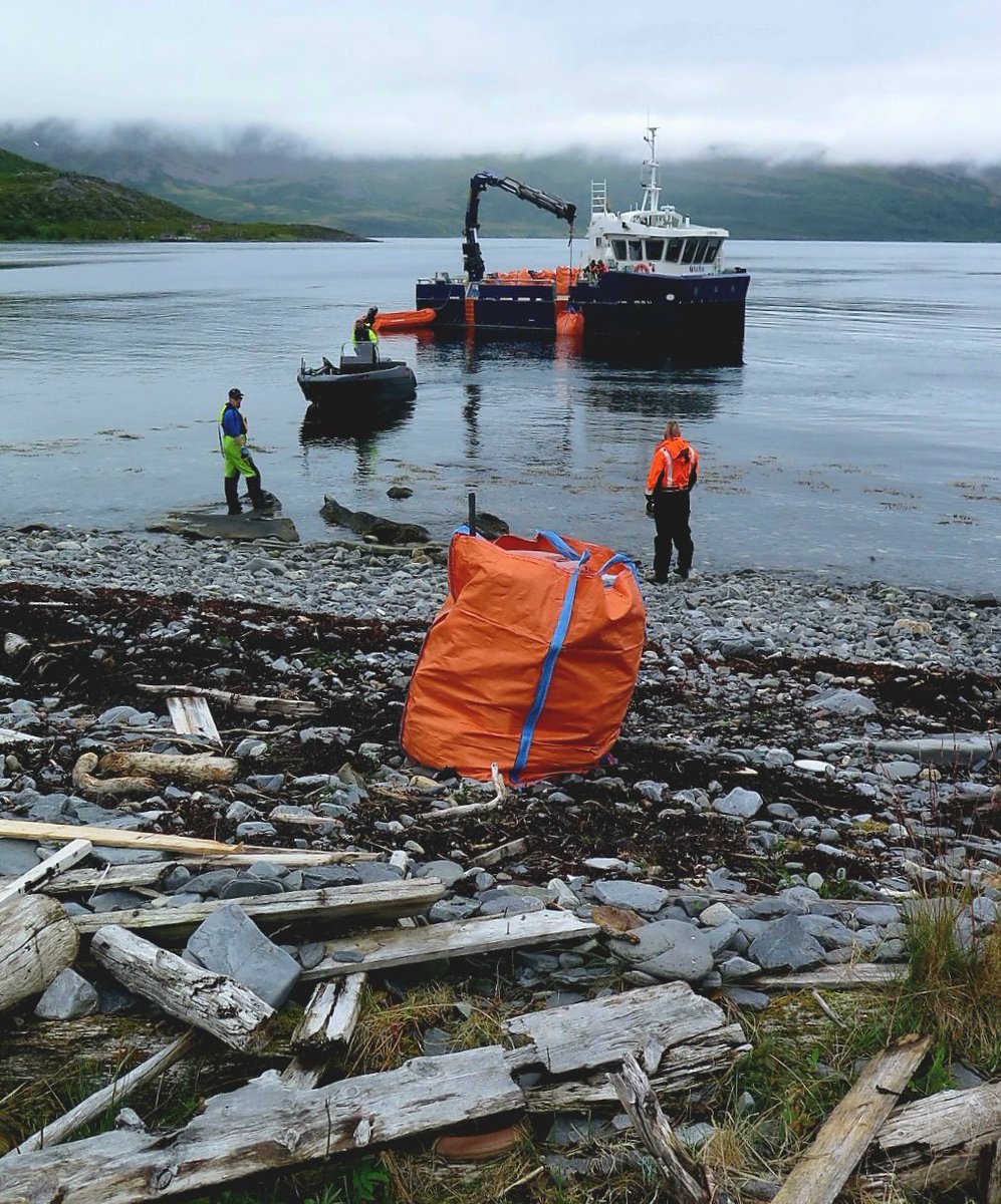 BoEide's tweet photo. To get 80 bigbags of collected #marinelitter off the coast, one needs proper equipment and good conditions. Thanks to #SalMar for helping us with this part of the operation. The #logistics part of a big #beachcleanup operation is often quite complicated. #Rydde #strandrydding https://t.co/U7c9Qzo7uK