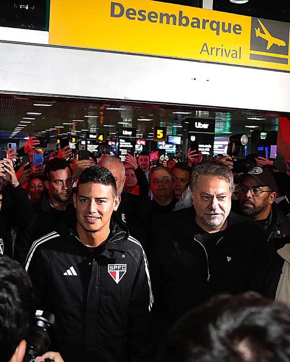 SaoPauloFC's tweet photo. 📸 Mais imagens da chegada de @jamesdrodriguez em São Paulo!

#JamesTricolor
#VamosSãoPaulo 🇾🇪

Fotos: Rubens Chiri / São Paulo FC https://t.co/yHiYx0wdSc