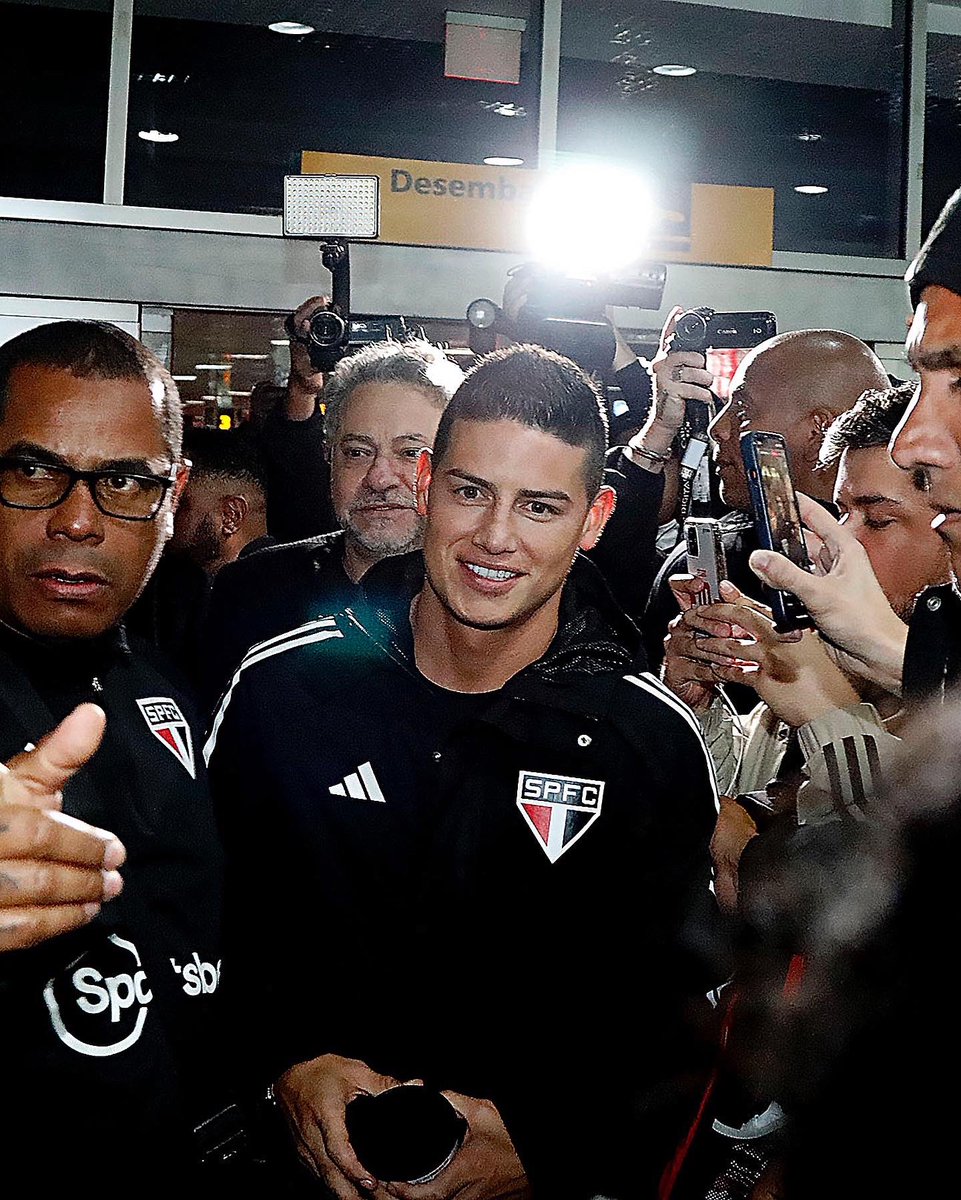 SaoPauloFC's tweet photo. 📸 Mais imagens da chegada de @jamesdrodriguez em São Paulo!

#JamesTricolor
#VamosSãoPaulo 🇾🇪

Fotos: Rubens Chiri / São Paulo FC https://t.co/yHiYx0wdSc