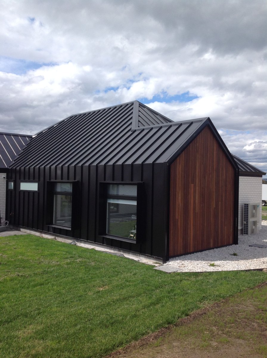_BDAA_'s tweet photo. Black and White Homes is a remarkable family-friendly residence by Ian Picone. 🌟 With commendations from Colorbond and more, this design glowed in the New residential buildings over $500,000 up to $750,000 category of the 2021 BDAA National Design Awards.

 #BDAA https://t.co/mnZ7ryBGzz