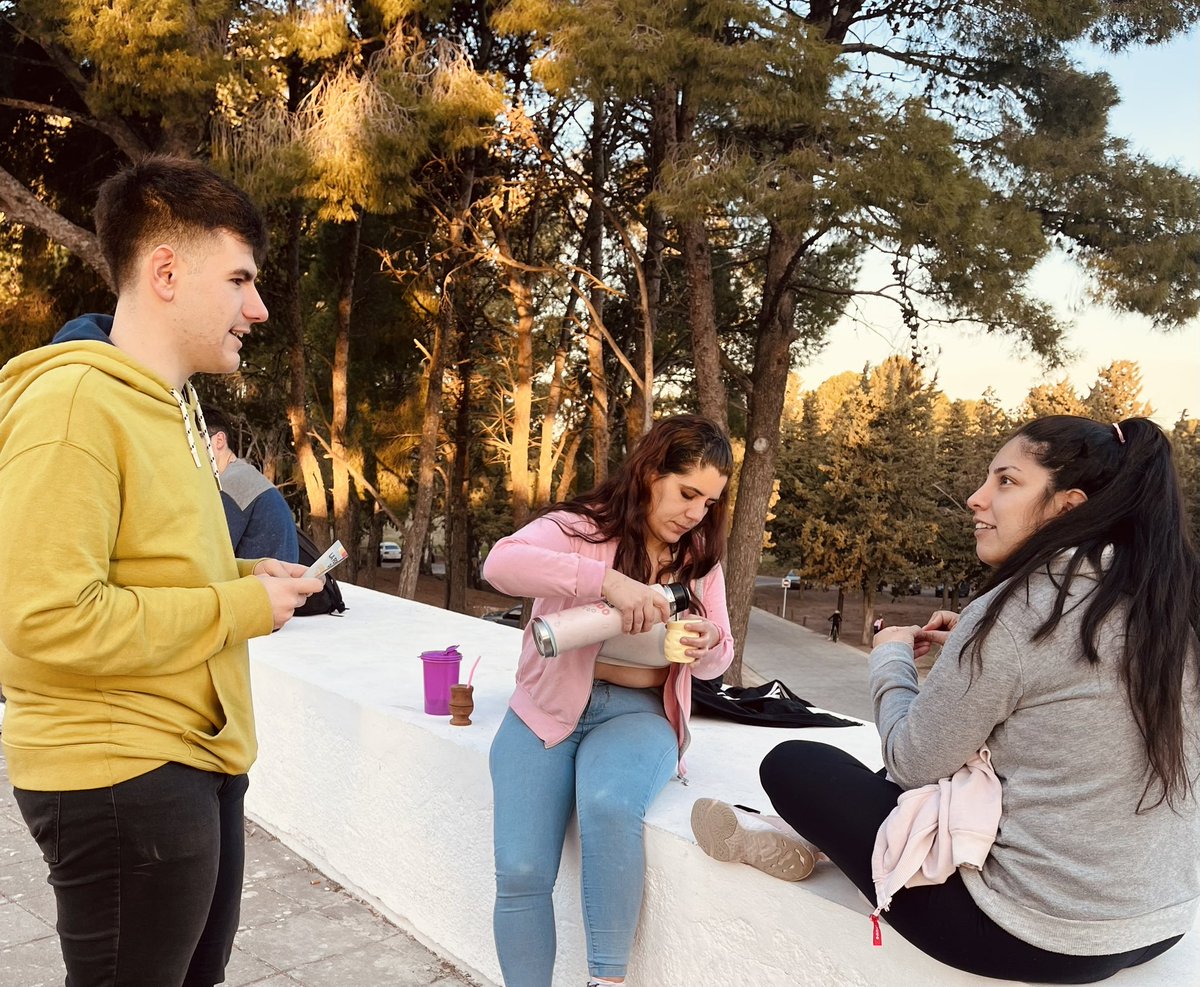 jprorosales's tweet photo. LA JUVENTUD SIGUE SUMANDO FUERZAS 💪🏼

📍Estuvimos en el Bulevar Avellaneda y Parque San Martín mateando con jóvenes y comentando las propuestas de @aramayo_nico para #CoronelRosales. 

#NicoAramayoIntendente2023 https://t.co/y4wF7AFSeD