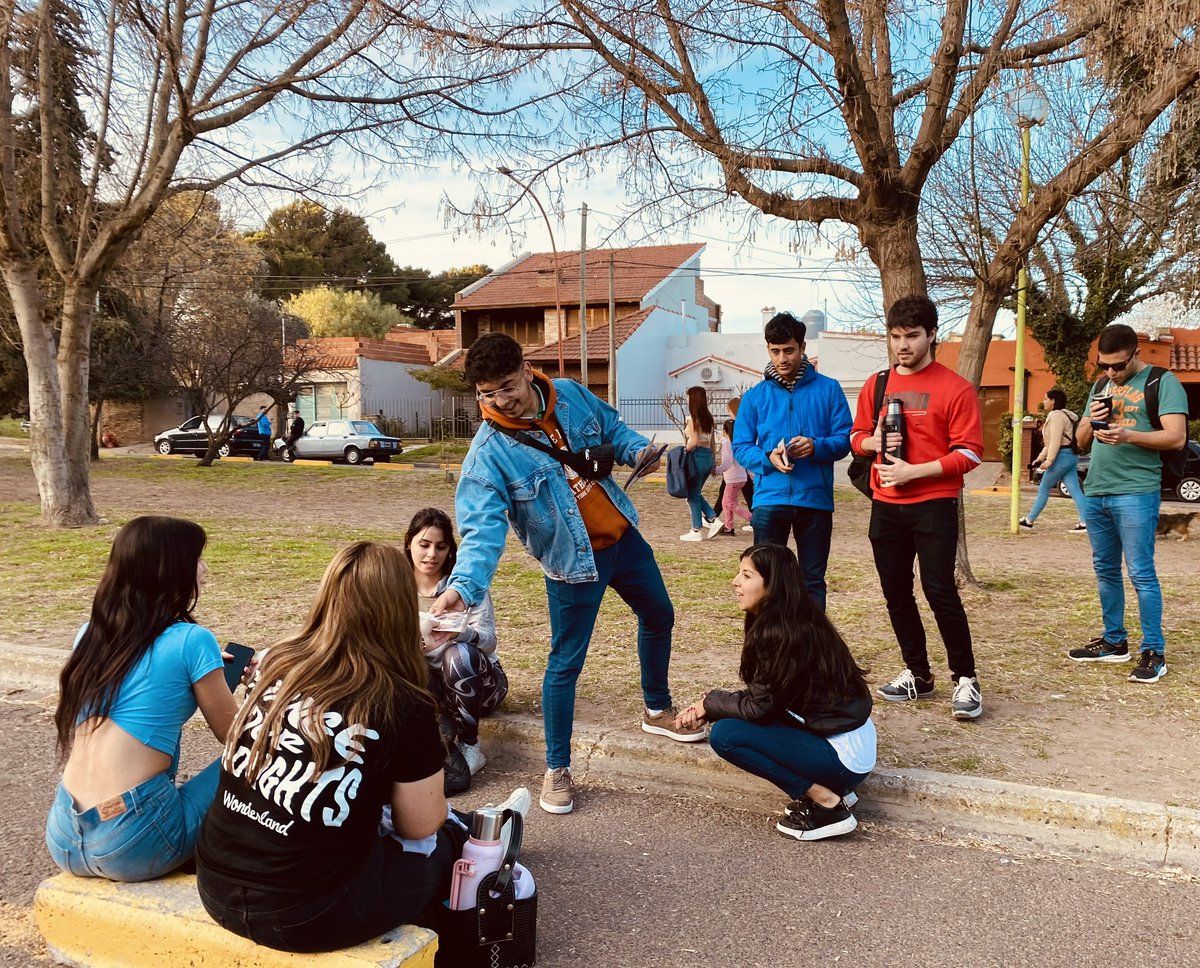 jprorosales's tweet photo. LA JUVENTUD SIGUE SUMANDO FUERZAS 💪🏼

📍Estuvimos en el Bulevar Avellaneda y Parque San Martín mateando con jóvenes y comentando las propuestas de @aramayo_nico para #CoronelRosales. 

#NicoAramayoIntendente2023 https://t.co/y4wF7AFSeD