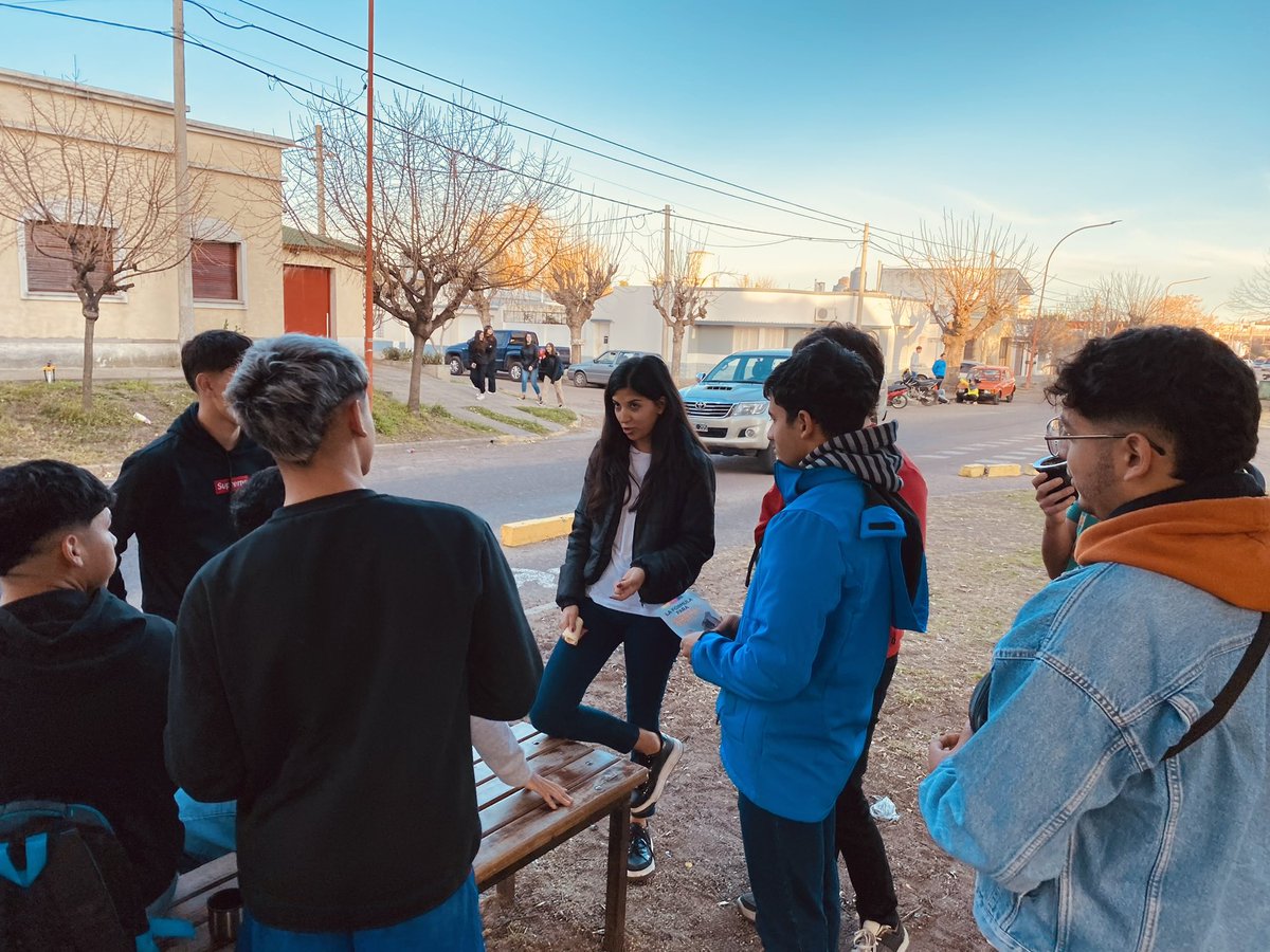 jprorosales's tweet photo. LA JUVENTUD SIGUE SUMANDO FUERZAS 💪🏼

📍Estuvimos en el Bulevar Avellaneda y Parque San Martín mateando con jóvenes y comentando las propuestas de @aramayo_nico para #CoronelRosales. 

#NicoAramayoIntendente2023 https://t.co/y4wF7AFSeD