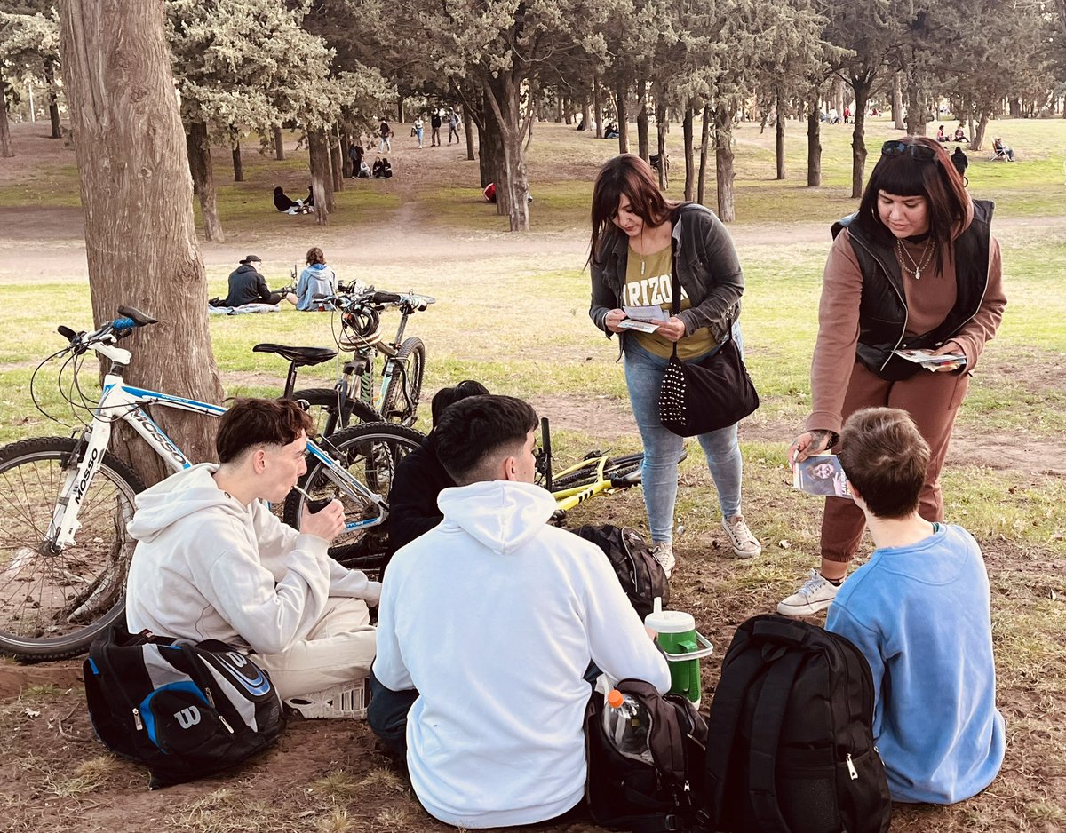 jprorosales's tweet photo. LA JUVENTUD SIGUE SUMANDO FUERZAS 💪🏼

📍Estuvimos en el Bulevar Avellaneda y Parque San Martín mateando con jóvenes y comentando las propuestas de @aramayo_nico para #CoronelRosales. 

#NicoAramayoIntendente2023 https://t.co/y4wF7AFSeD