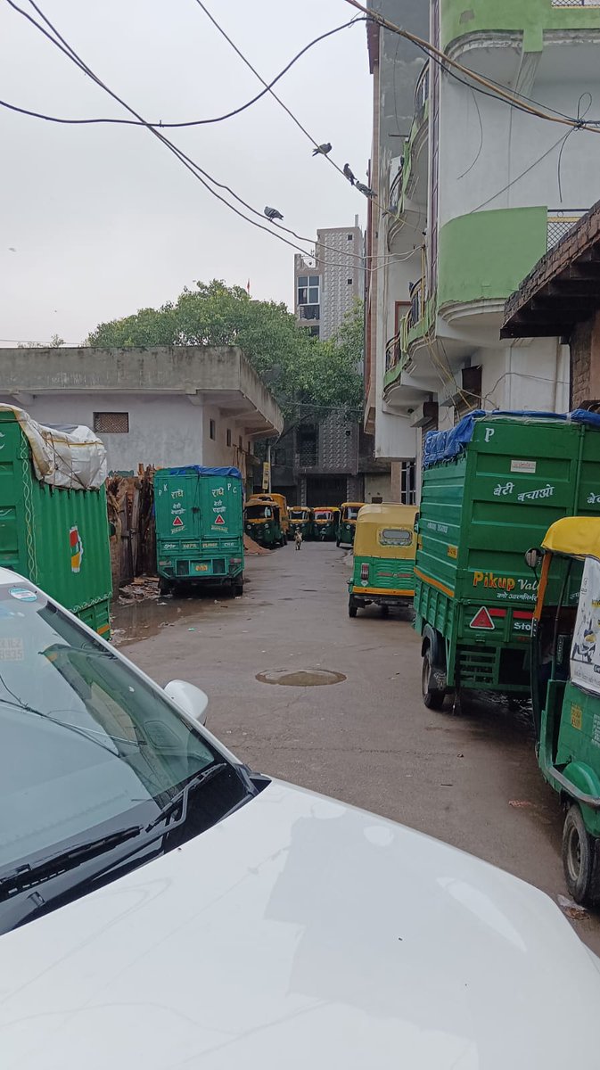 हम करतार नगर गली नंबर एक के निवासी कुछ सालो से गली में अवैध पार्किंग को लेकर बहुत परेशान है, गली में दोनों तरफ अवैध पार्किंग की जाती है जिस मरीज को आना-जाना हो तो उस के लिए भी वहाँ तक वाहन को पहुंचना मुश्किल हो जाता है <a href="/dc_snz_mcd/">DC, Shahdara North Zone</a> <a href="/MCD_Delhi/">Municipal Corporation of Delhi</a>