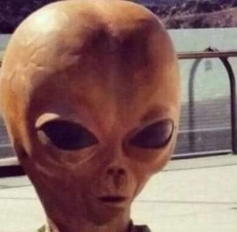 Yo explicándole al alien que no ganó Fátima Cuellar.

El alien: