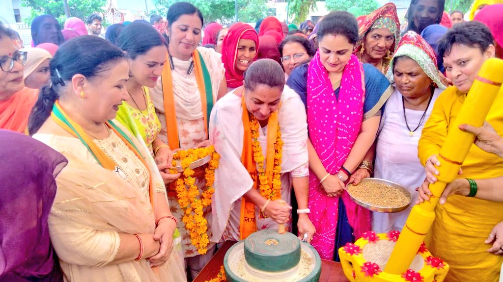 nitasha_rakesh's tweet photo. #सिरसा जिला के #ऐलनाबाद विस के गांव निरबाण में महिला मोर्चा के तत्वावधान में आयोजित कार्यक्रम में मोटा अनाज को प्रोत्साहित करने के साथ ही बहनों के साथ तीज त्यौहार मनाया और पौधारोपण किया। #Ellenabad #Sirsa #MM4Millets #MyFavouriteMillets
@OPDhankar @SunitaDuggal7 @SunitaDangiHRY https://t.co/uJdxheRsi0
