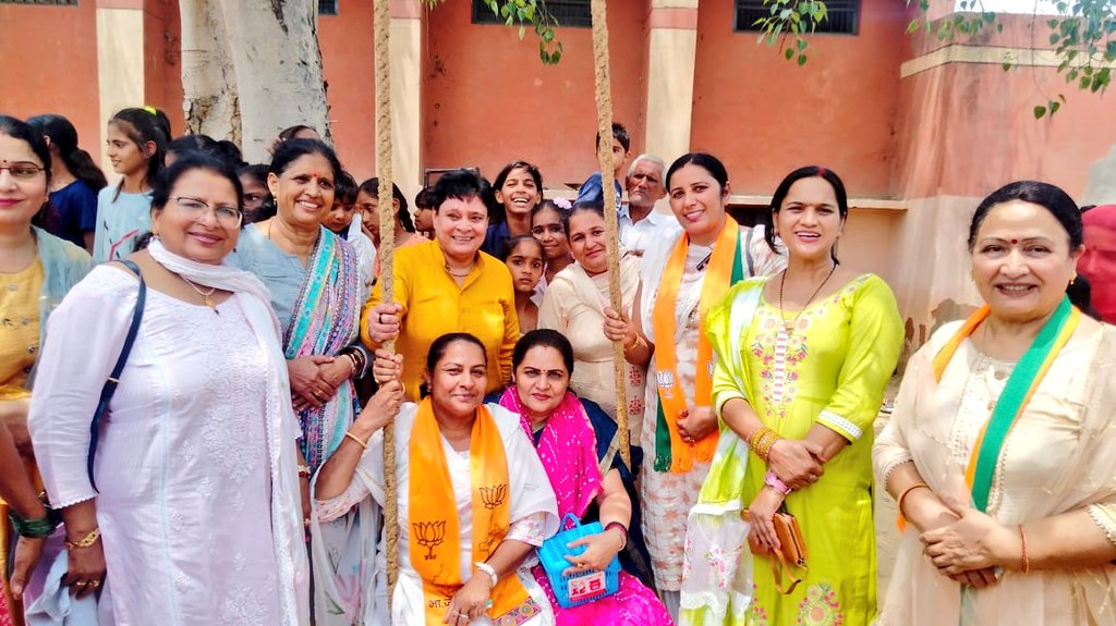 nitasha_rakesh's tweet photo. #सिरसा जिला के #ऐलनाबाद विस के गांव निरबाण में महिला मोर्चा के तत्वावधान में आयोजित कार्यक्रम में मोटा अनाज को प्रोत्साहित करने के साथ ही बहनों के साथ तीज त्यौहार मनाया और पौधारोपण किया। #Ellenabad #Sirsa #MM4Millets #MyFavouriteMillets
@OPDhankar @SunitaDuggal7 @SunitaDangiHRY https://t.co/uJdxheRsi0