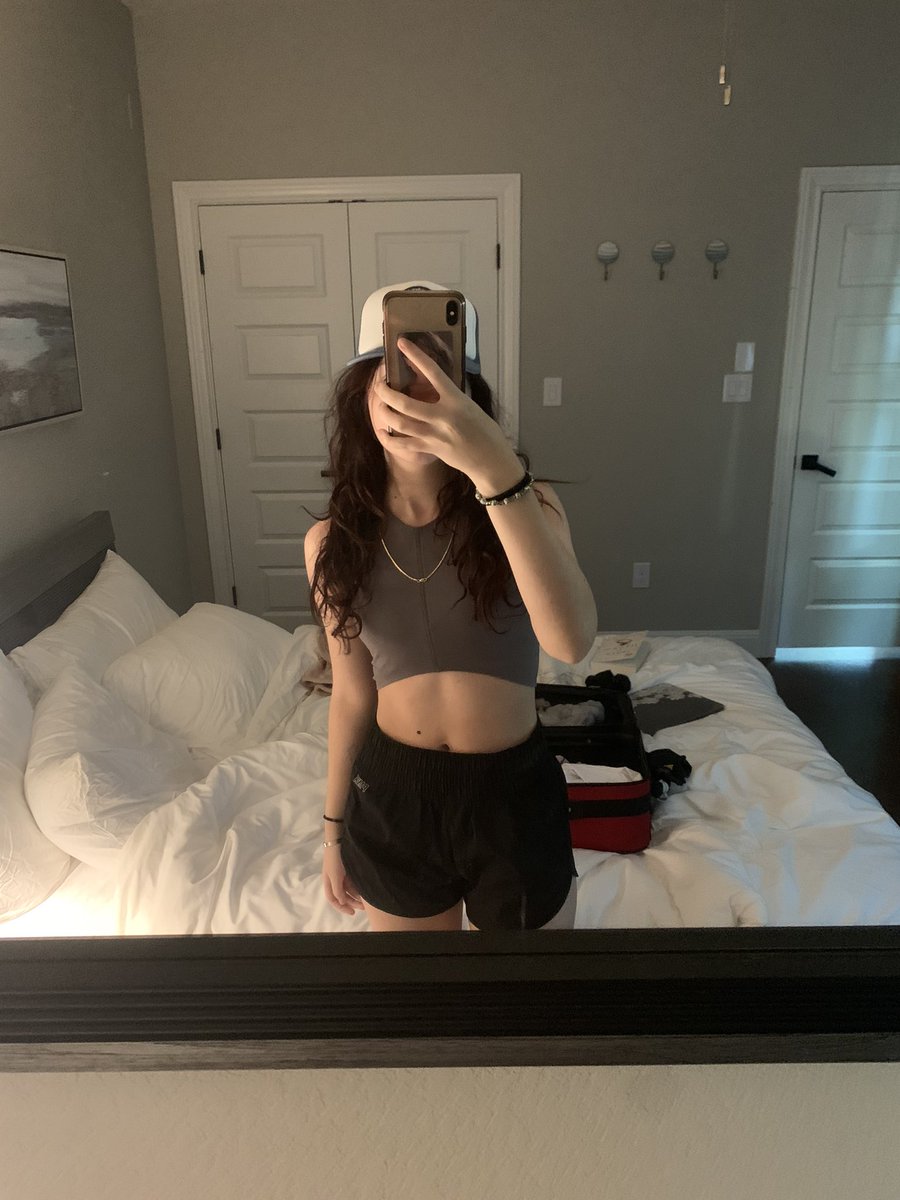 bbyyisaa's tweet photo. been away from val for three days… i’m starting to twitch a lil bit https://t.co/M511iDfppV