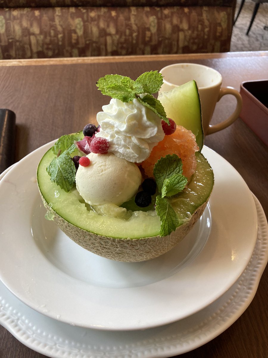 from_somewhere_'s tweet photo. 夏にロイホに行ったら絶対頼むやつを今年も。毎日よく頑張った、生きてるだけでえらい。隣席のおじさんに「すごいの頼んでる人がいる」「あれは4人くらいで分けて食べるやつでは」とヒソヒソ噂されてますが絶対これは1人で食べるやつ。 https://t.co/gtJf7OAyZh