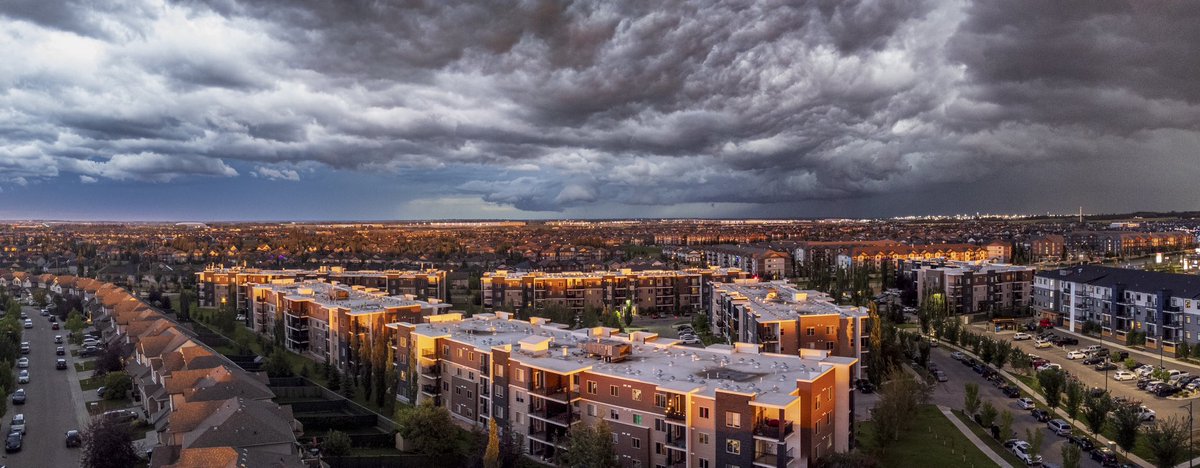 That storm coming into #yeg! Crazy clouds and winds. Hope everyone is ok!