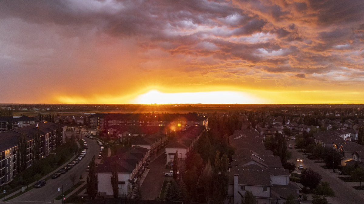 ryzshrn's tweet photo. That storm coming into #yeg! Crazy clouds and winds. Hope everyone is ok! https://t.co/N9Cc82tKPp