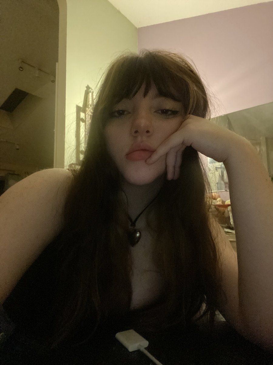 MEANDMYBRAlN's tweet image. Trying to plan outfitsAnd getting distracted by mMy own reflection #PrettyProblems