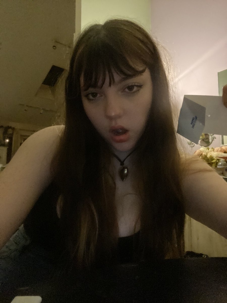 MEANDMYBRAlN's tweet image. Trying to plan outfitsAnd getting distracted by mMy own reflection #PrettyProblems