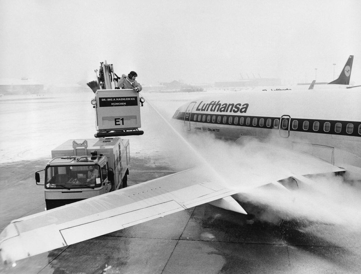 BoeingClassics's tweet image. Lufthansa 737 (D-ABHM) &quot;Landshut&quot; getting de-iced at Munich in 1987 😍 #colorize