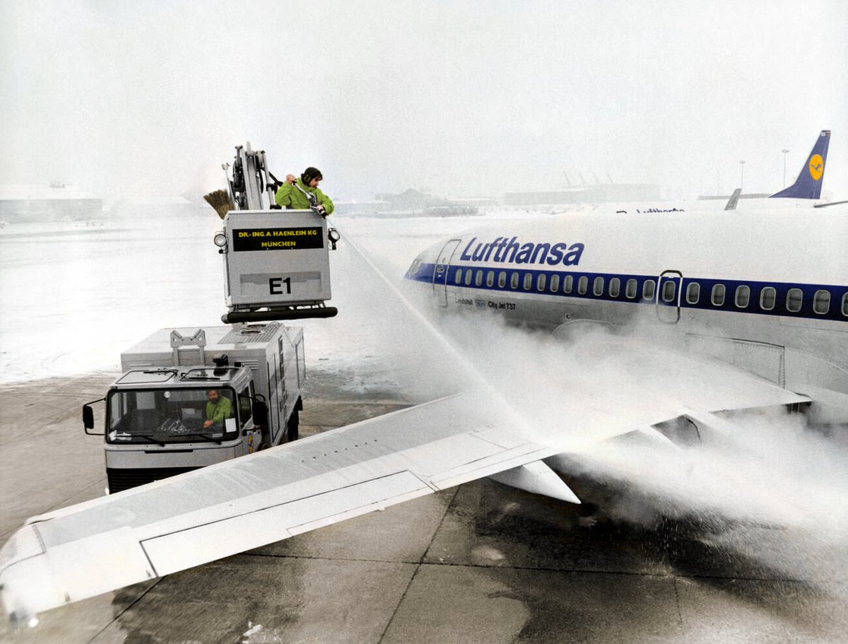 BoeingClassics's tweet image. Lufthansa 737 (D-ABHM) &quot;Landshut&quot; getting de-iced at Munich in 1987 😍 #colorize