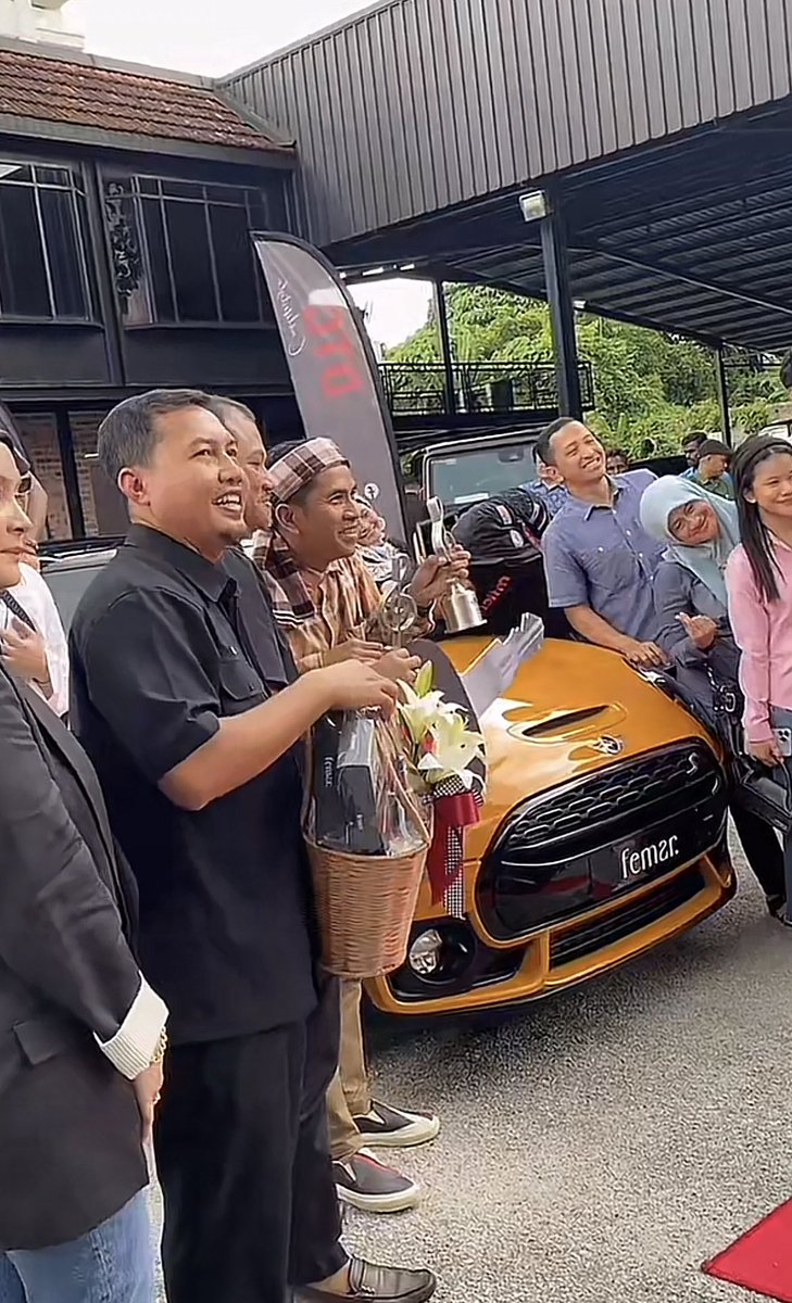 AkeemSharyzal's tweet photo. Tahniah bell ngasri dapat hadiah mini cooper. https://t.co/2nhubjj2Uo