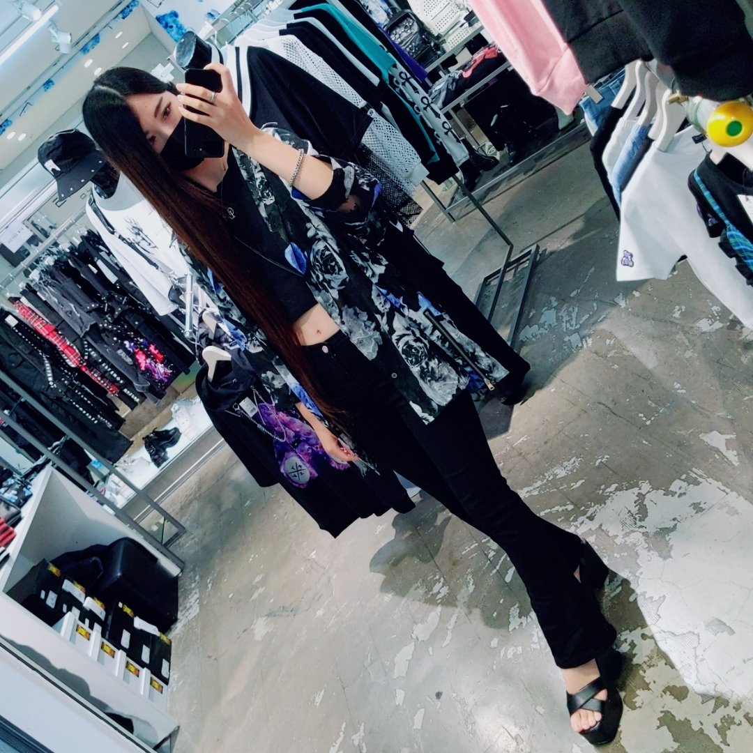 CIVARIZE_shiori's tweet photo. おります🙋🏻‍♀️✨
CIVARIZEからジャガードシャツ入荷しております✨
生地感かなり薄めなので真夏でも通気性バツグン👌✨
カーデやジレにあわせてオシャレにしちゃいましょう😍✨

#CIVARIZE
#TRAVASTOKYO
#REFLEM
#NOVESSEL
#MAGNETbySHIBUYA109
#渋谷 https://t.co/iC8lgA8H5u