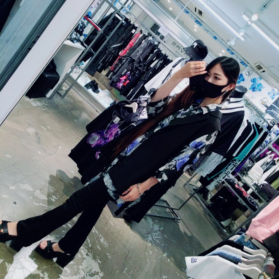 CIVARIZE_shiori's tweet photo. おります🙋🏻‍♀️✨
CIVARIZEからジャガードシャツ入荷しております✨
生地感かなり薄めなので真夏でも通気性バツグン👌✨
カーデやジレにあわせてオシャレにしちゃいましょう😍✨

#CIVARIZE
#TRAVASTOKYO
#REFLEM
#NOVESSEL
#MAGNETbySHIBUYA109
#渋谷 https://t.co/iC8lgA8H5u